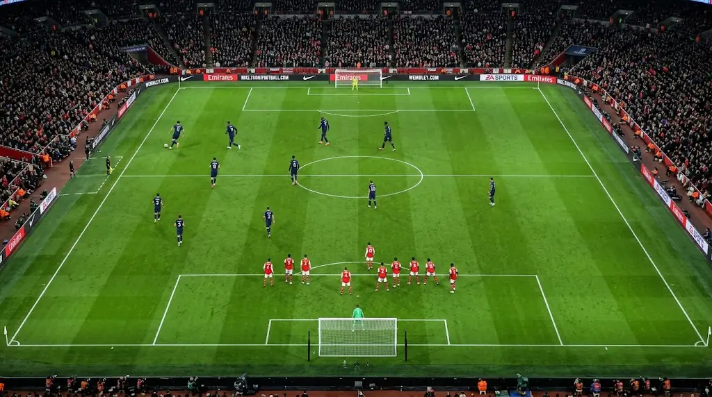 Voetbalwedstrijd met tactisch spel tussen twee teams