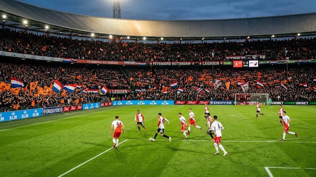 Eredivisie voetbalwedstrijd in een vol Nederlands stadion