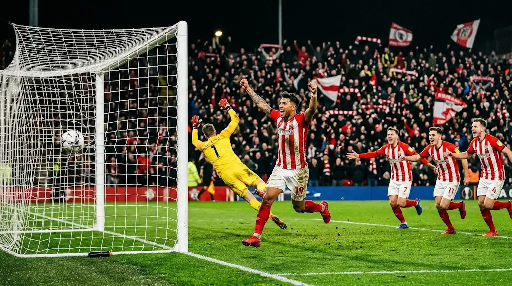 Voetballer scoort doelpunt in wedstrijd